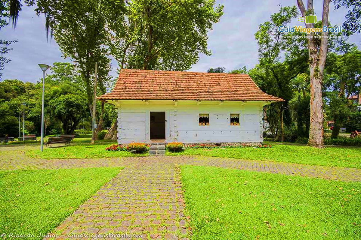 Imagem de casa próxima a praça, umas das casas possui a gravura da Nossa Senhora de Czestochowa, padroeira da Polônia.