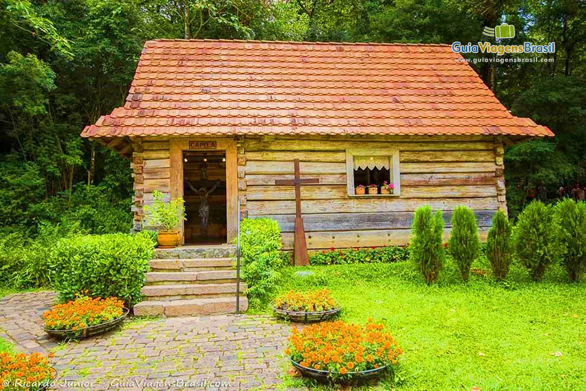 Imagem de casas construída apenas com madeiras encaixadas, construção típica da Polônia.