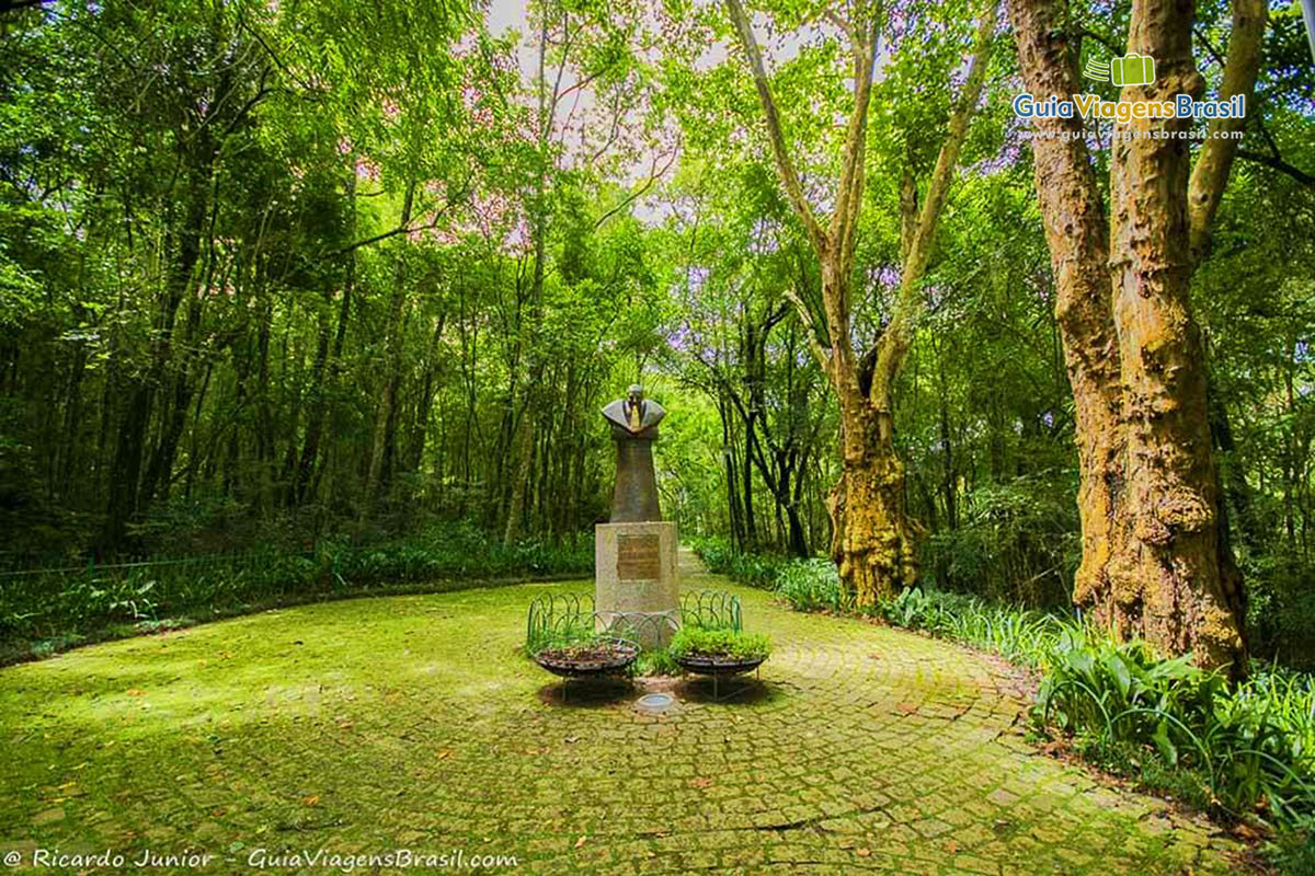 Imagem do monumento criado em homenagem ao Papa João Paulo II.