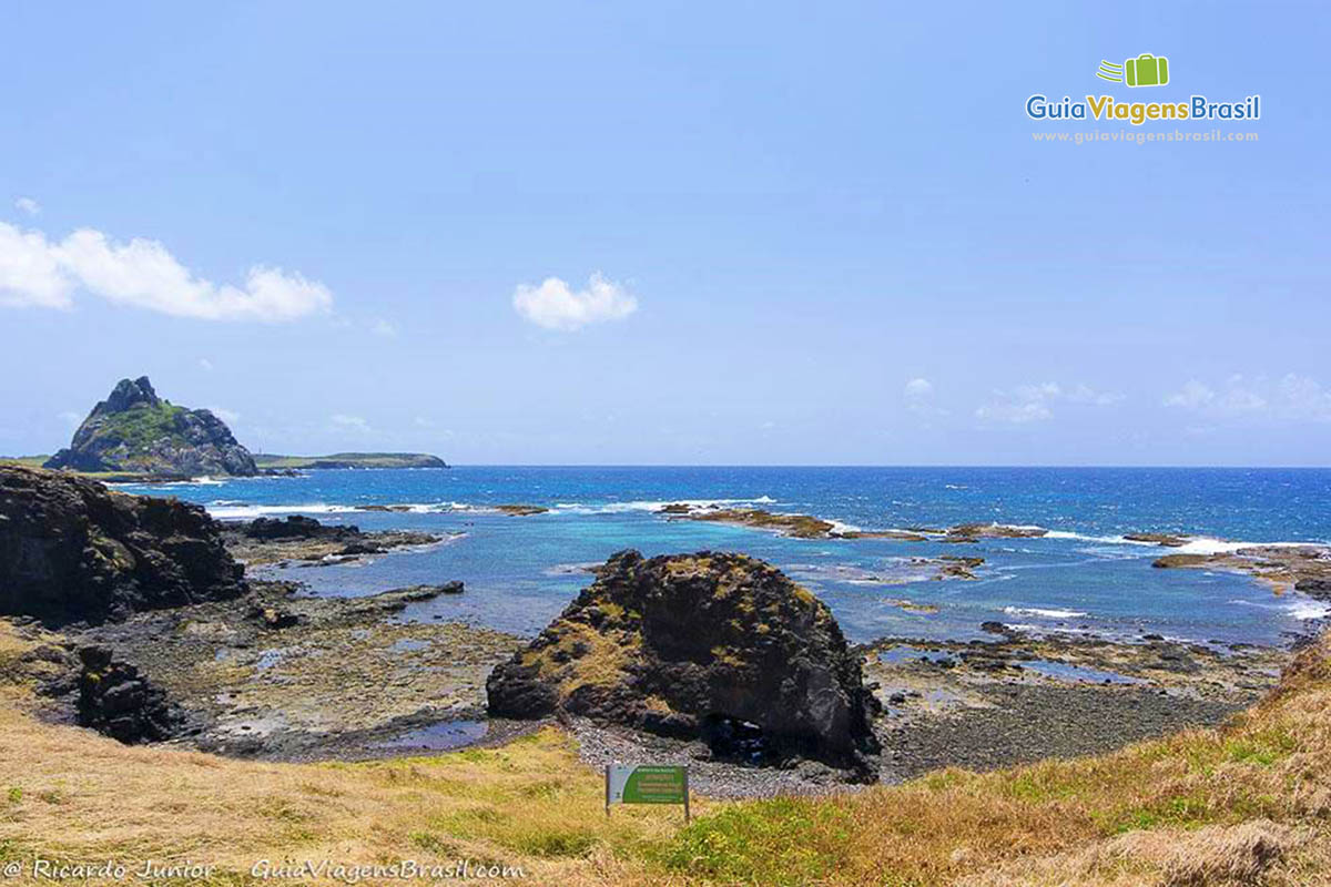 Imagem do Buraco da Raquel, em Fernando de Noronha, Pernambuco, Brasil.