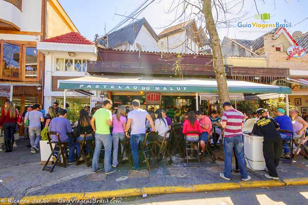 Imagem de turistas em bar e restaurantes no Capivari.