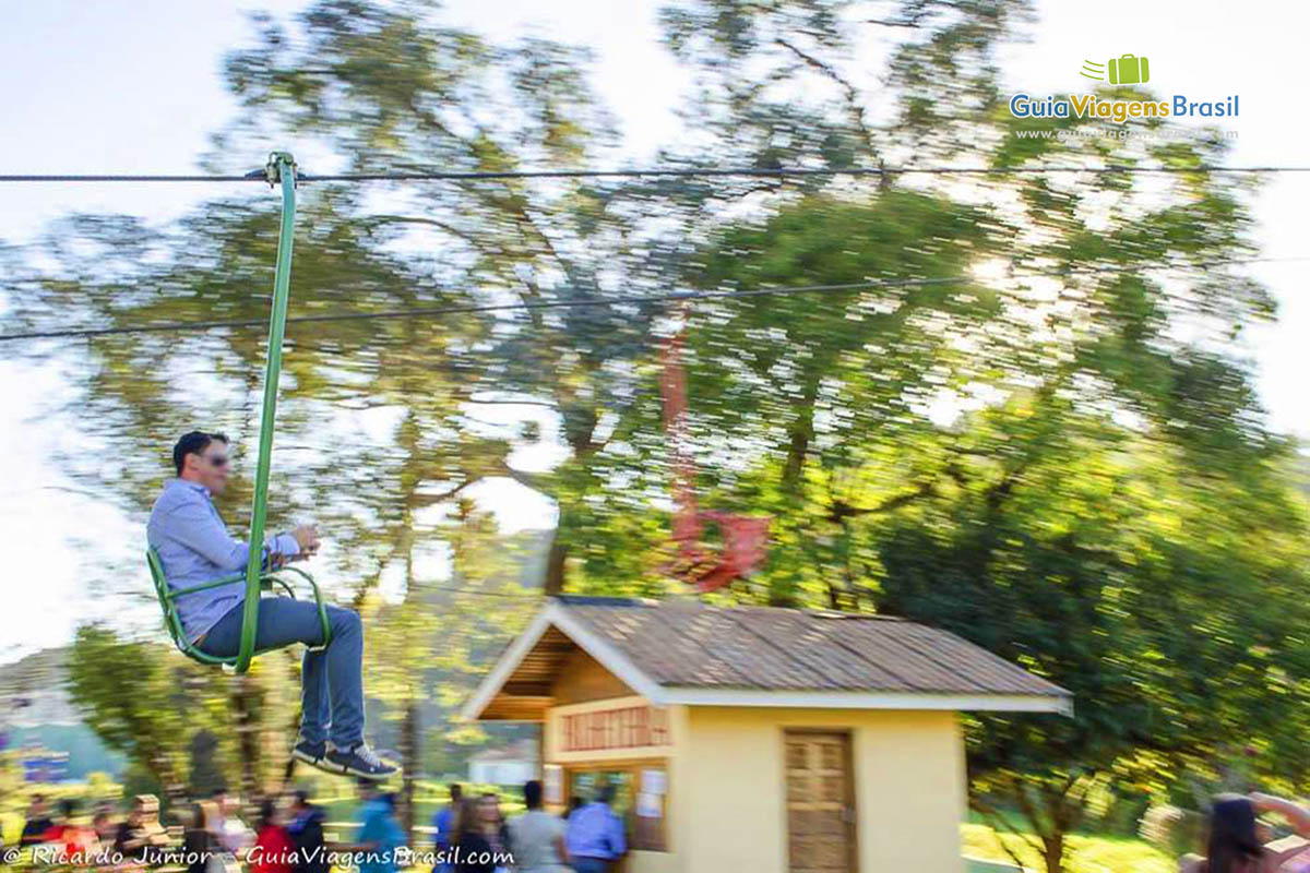 Imagem de adulto subindo no teleférico em Campos do Jordão.