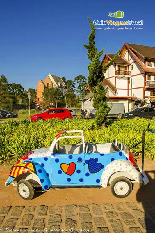 Imagem de carros estilizados para crianças passearem em Campos do Jordão.