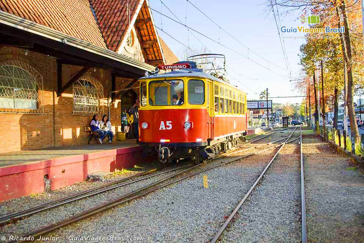 Imagem do trem que faz percurso por estrada de ferro até Santo Antônio do Pinhal.