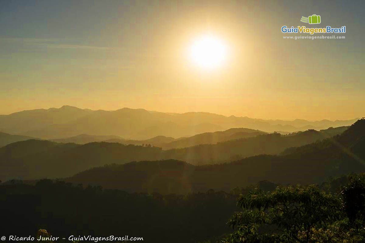 Imagem do pôr do sol, em Campos do Jordão, em São Paulo.