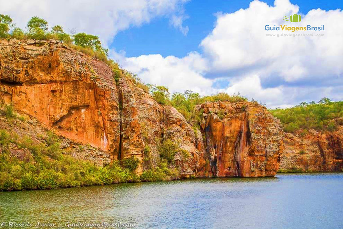 Imagem das rochas de granito e as belas águas do Xingo.