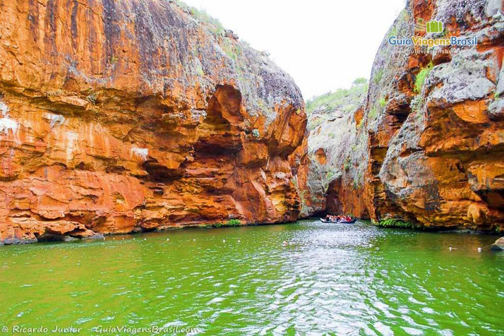 O ponto do alto do passeio pelo Cânion do Xingó é a parada na Gruta do Talhado, onde é possível nadar e fazer um passeio de canoa por dentro da gruta.