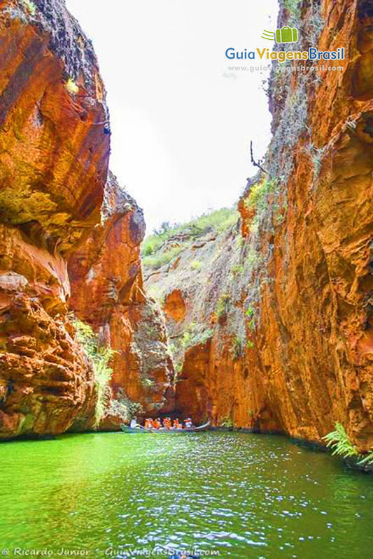 Imagem de grandes rochas com o pequeno espaço para navegar. 