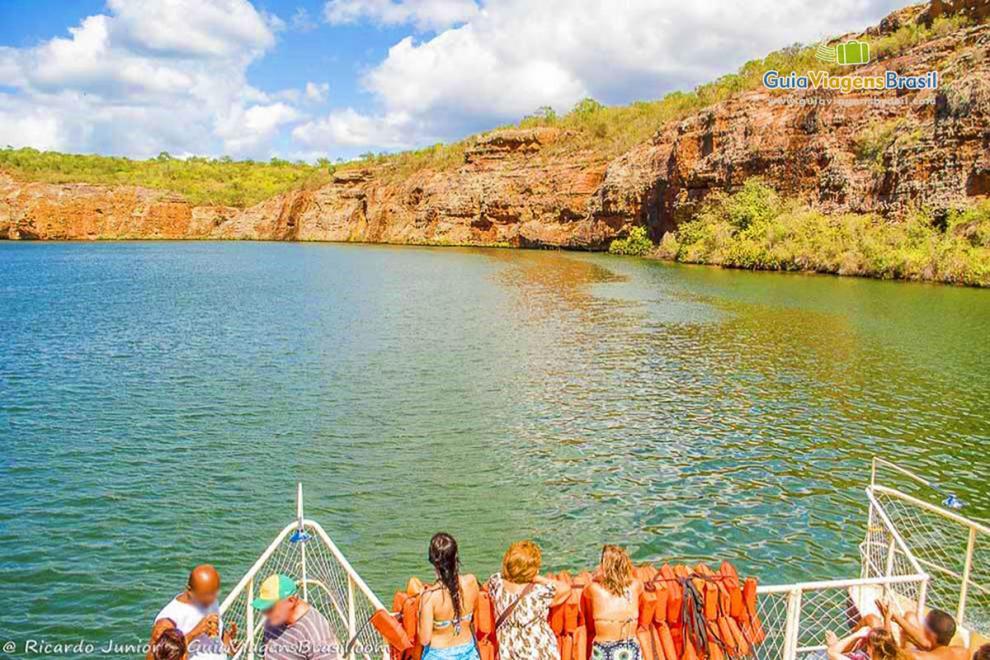 Imagem de turistas no barco admirando as rochas e as águas do Canions do Xingo.