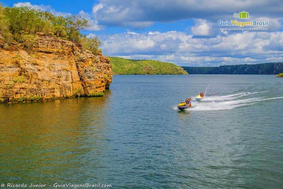 Pessoas andando de Jet Sky na represa da Hidrelétrica de Xingó.