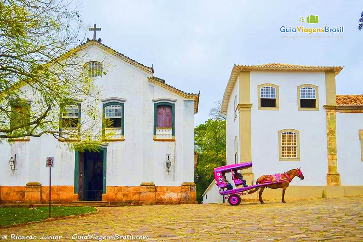 Imagem da bela Capela São João Evangelista e Lago do Sol, em Tiradentes.