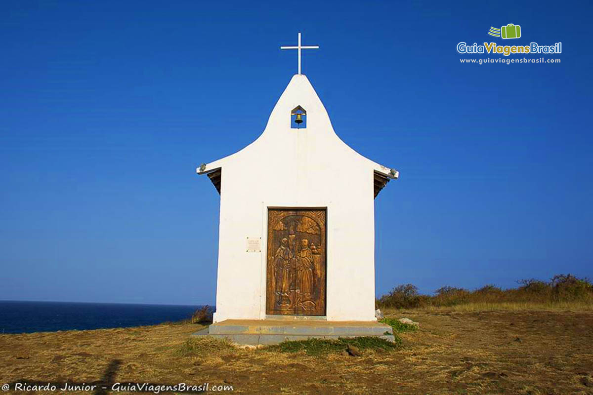 Imagem da Capela de São Pedro, em Fernando de Noronha, Pernambuco, Brasil.