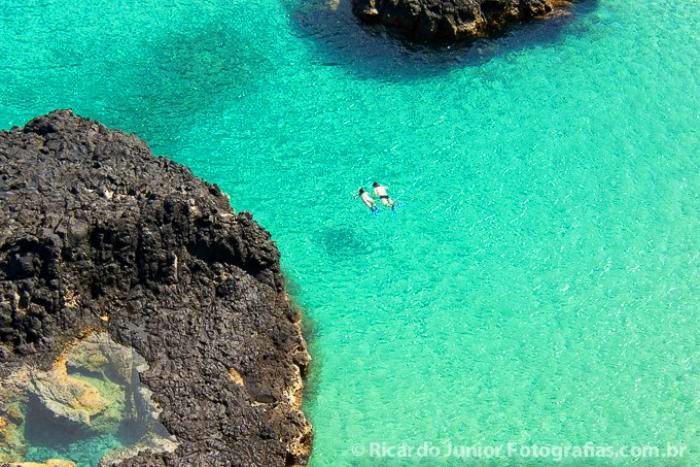 Imagem de casal aproveitando mergulho, nessa beldade que é Fernando de Noronha.