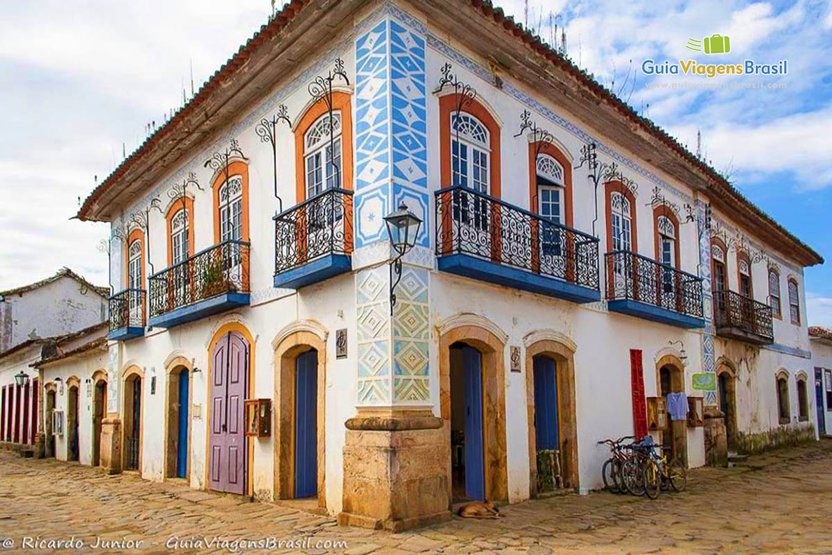 Imagem de uma bela arquitetura de um casarão em Paraty. 