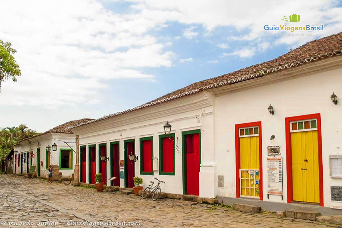 Imagem de casarões com porta coloridas que são restaurantes na cidade de Paraty.