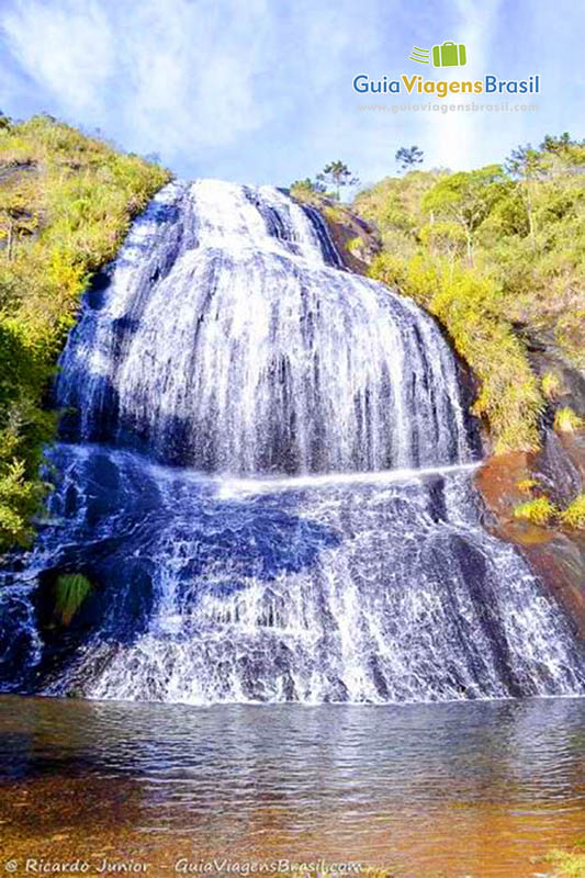 Imagem aproximada da Cascata Véu da Noiva.