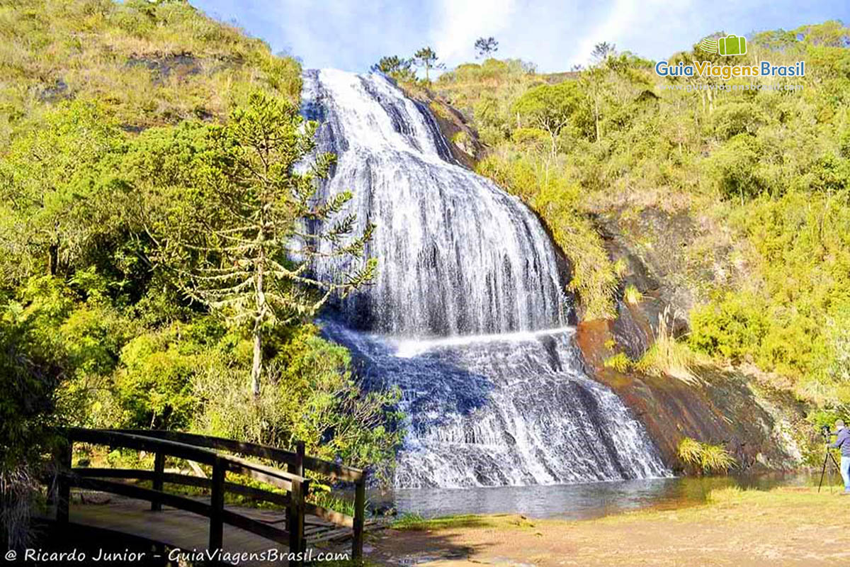 Imagem das águas brancas e lindas da Cascata Véu de Noiva, em Urubici.