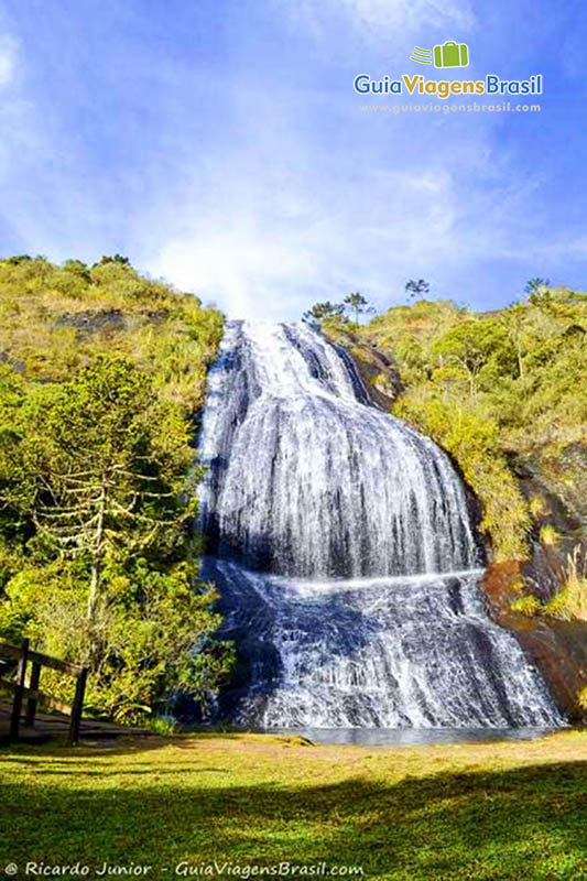 Imagem das águas transparentes da cascata, em Urubici.