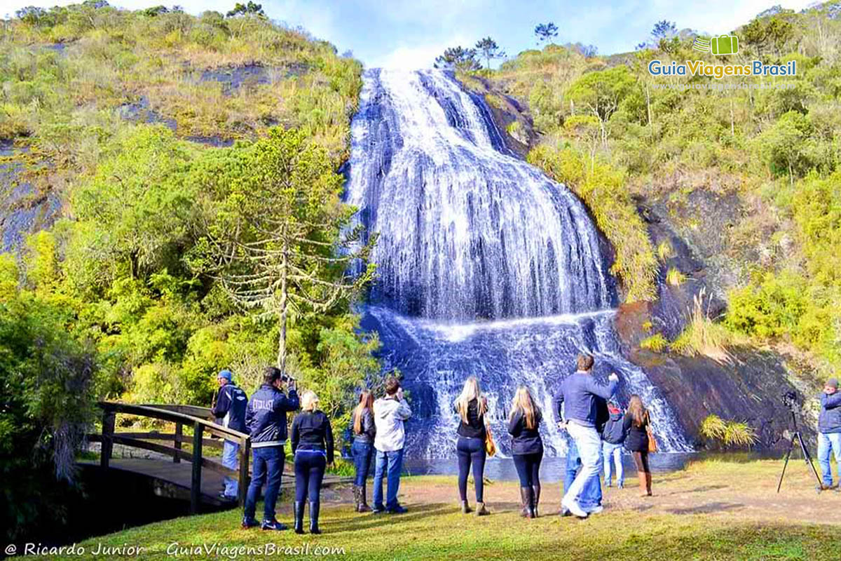 Imagem da linda Cascata Véu de Noiva, em Urubici. Ideal para passeio a dois ou com família.