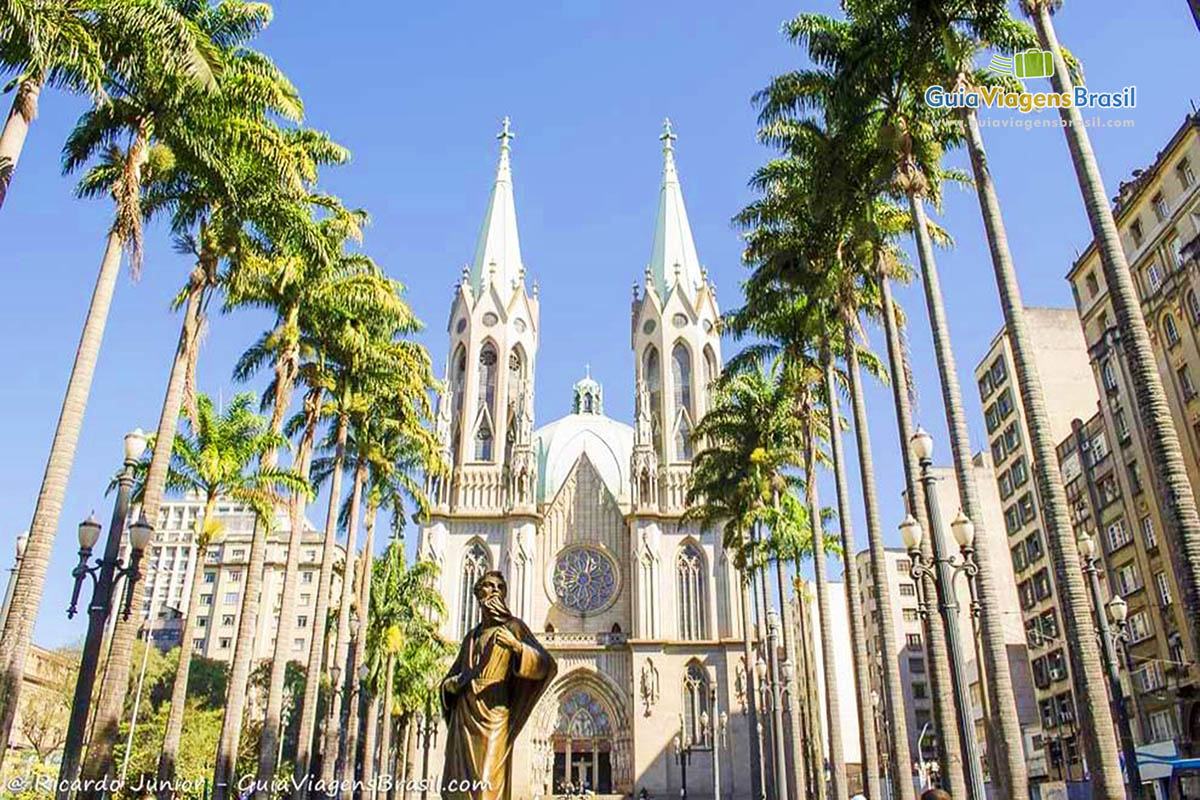 Imagem da Catedral da Sé com santo da frente, pertence a paróquia de Nossa Senhora Assunção e São Paulo, em São Paulo, Brasil.