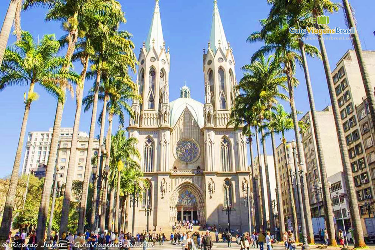 Imagem da Faixada da Catedral da SÃ©, estilo barroco, neogÃ³tico, em SÃ£o Paulo, Brasil.