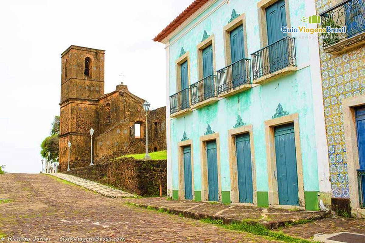 Imagem da igreja e casarão no centro histórico.