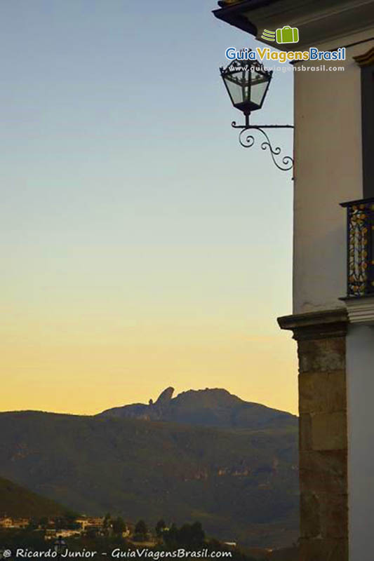 Imagem ao fundo do lindo Pico do Itacolomi, visto do centro da cidade.