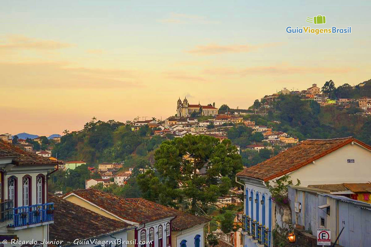 Imagem de uma bela tarde no centro de Ouro Preto.