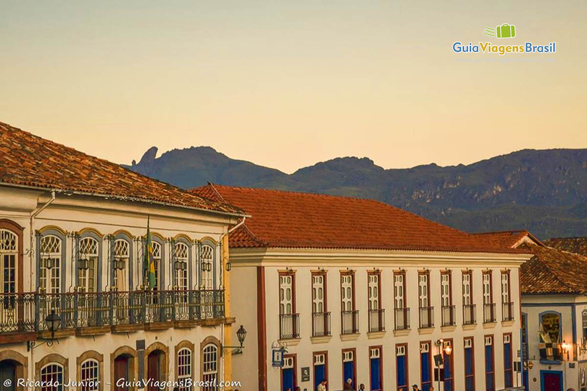 Imagem de casarões imponentes no centro da Ouro Preto.