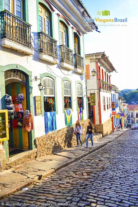 Imagem de duas amigas passeando pelas ruas do centro de Ouro Preto.