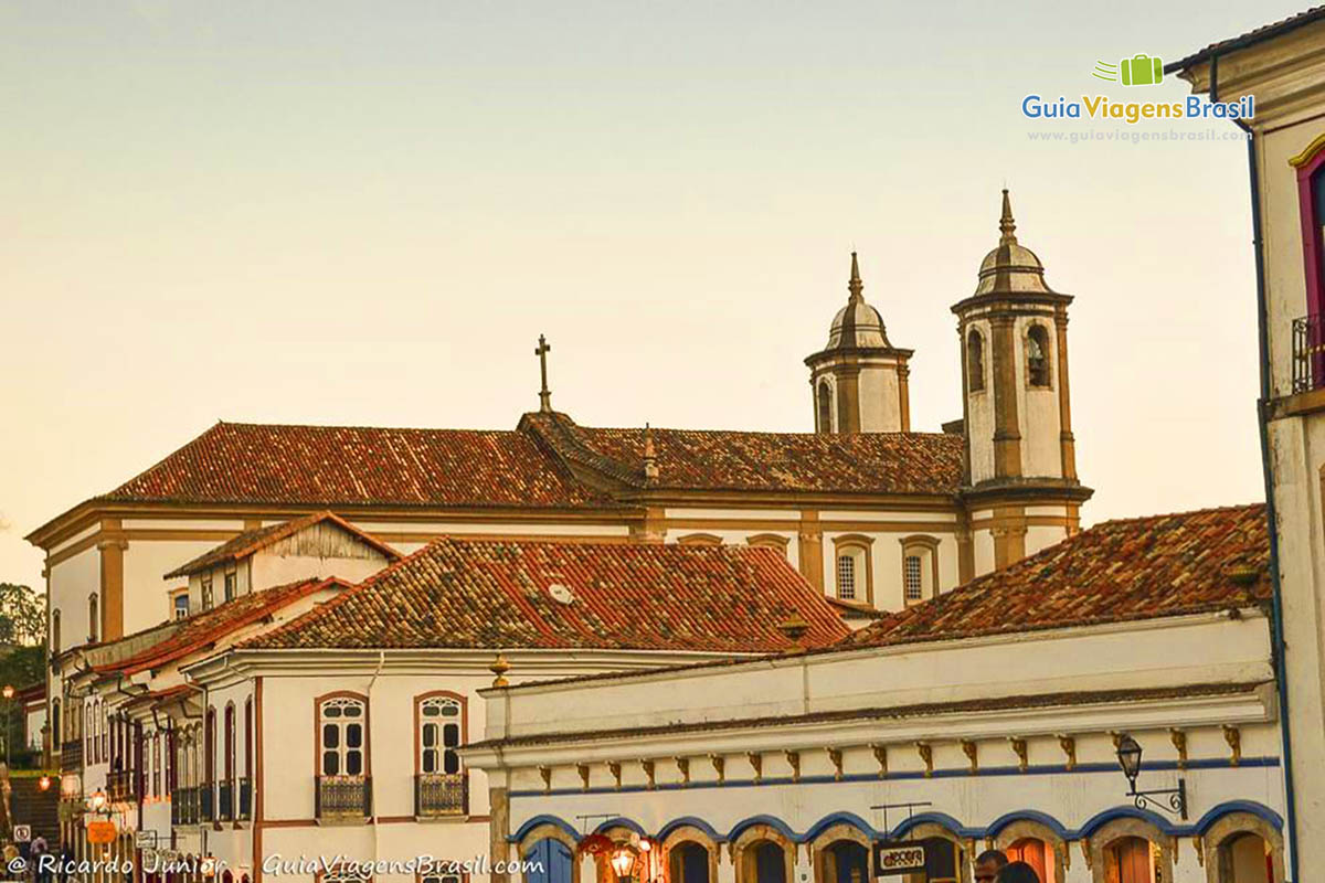 Imagem detalhada do tellhado da igreja no centro histórico.