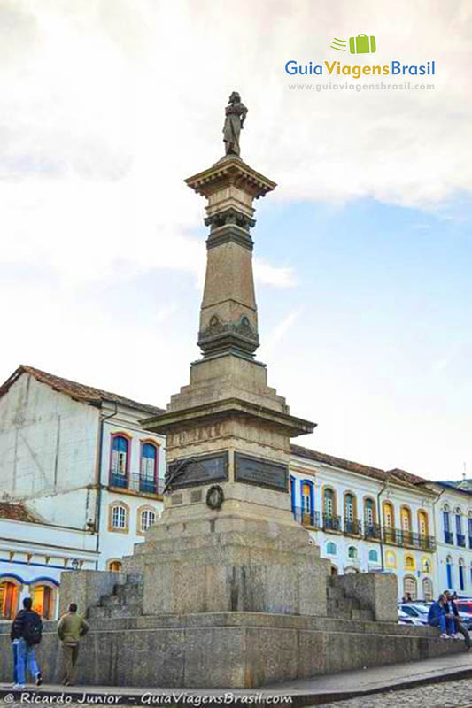 Imagem aproximada de monumento na praça.