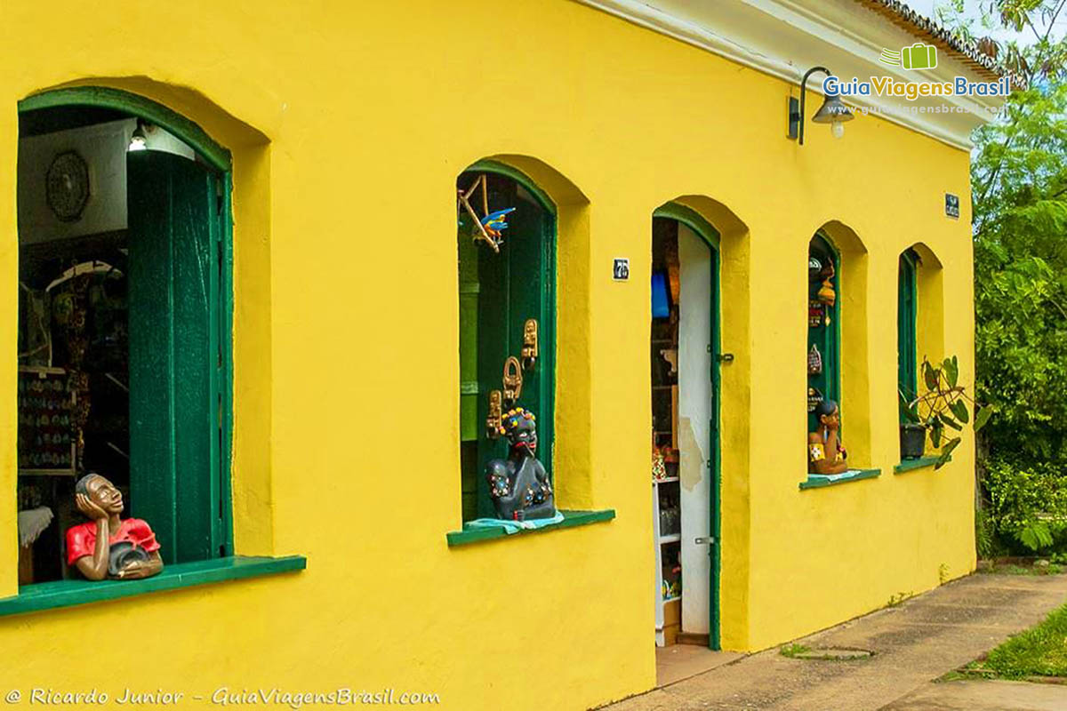 Imagem da fachada da loja com cerâmicas nas janelas.