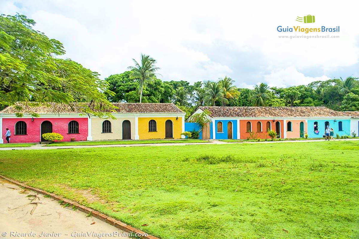 Imagem de casas coloridas que dão vida no Centro Histórico em Porto Seguro.