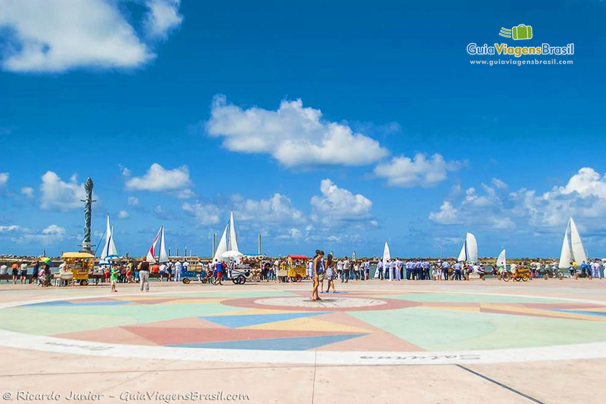 Imagem da Rosa dos Ventos criada pelo artista plástico Cícero Dias na praça do Marco Zero, em Recife.