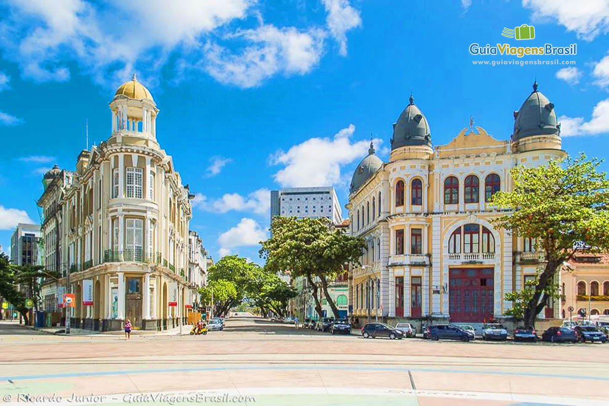 Imagem de construções históricas no Recife Antigo.  Arquitetura contando sua história.