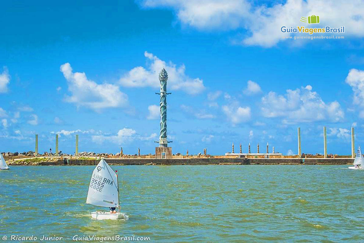 Imagem do Parque das Esculturas em frente a praça do Marco Zero, em Recife.