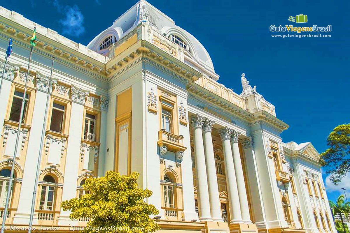 Imagem do belo prédio do Palácio da Justiça no Recife Antigo.