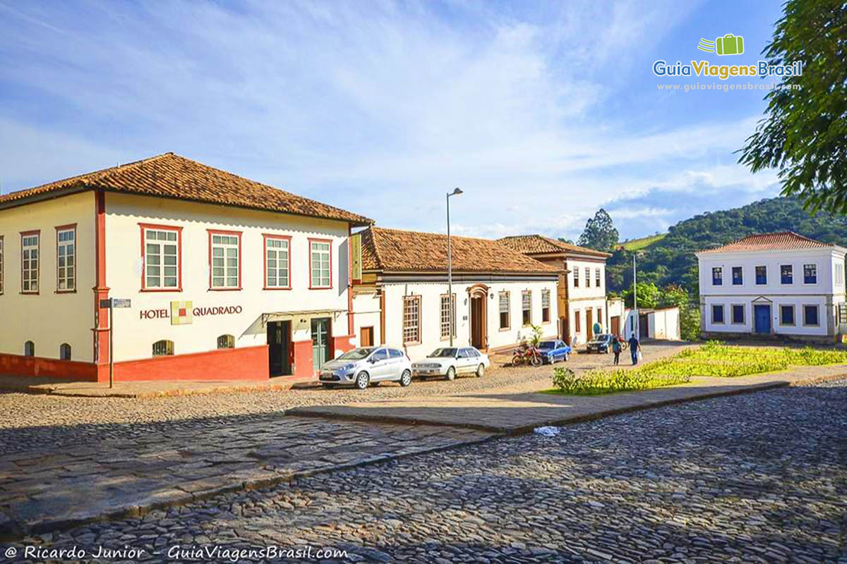 Imagem dos casarões na praça em Santa Barbara.