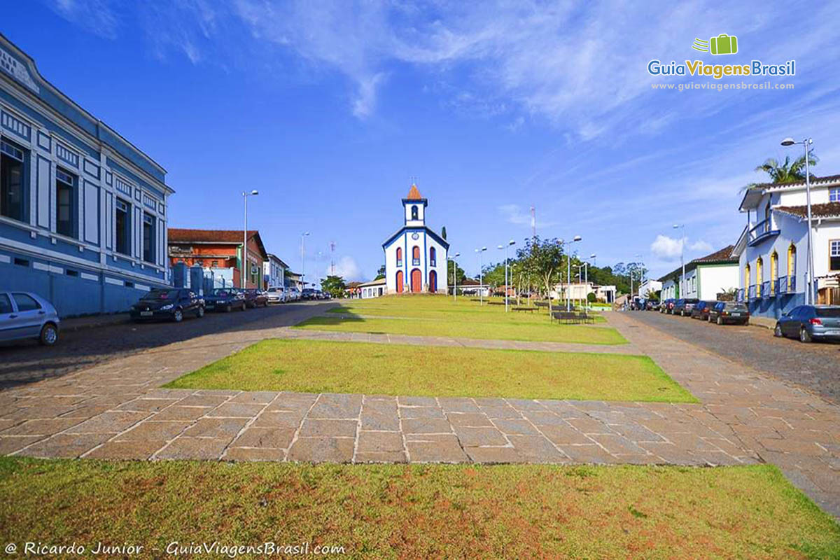 Imagem da praça da cidade e ao fundo igreja, em Santa Bárbara.