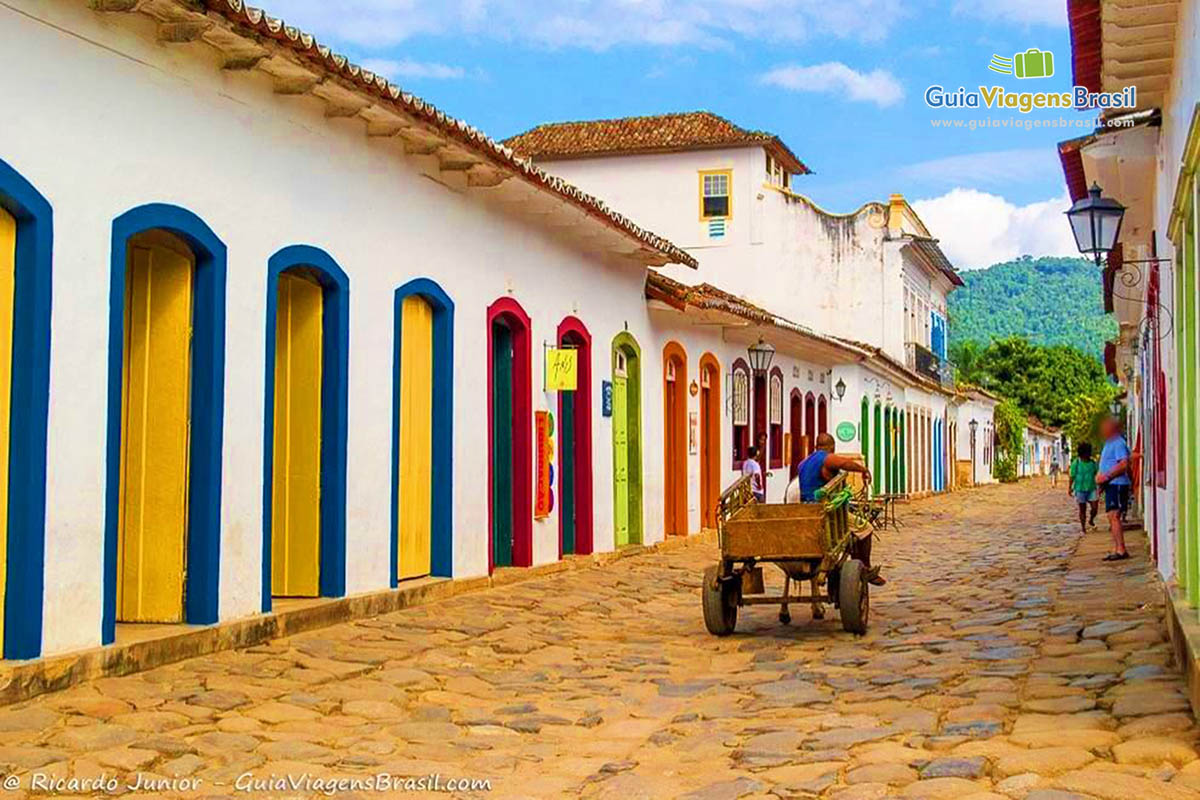 Imagem de charrete passando pelas ruas estreitas do centro de Paraty.