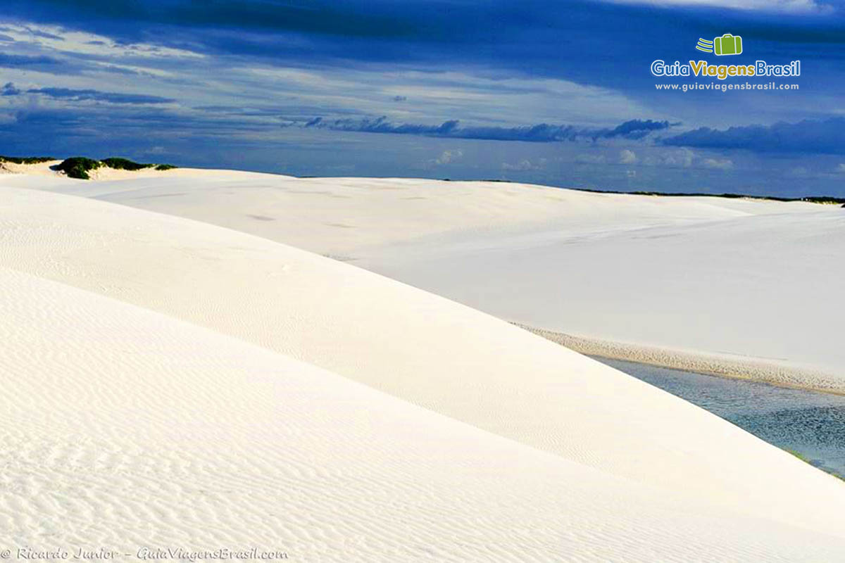 Imagem de morros brancos das lindas dunas Lagoa Bonita.