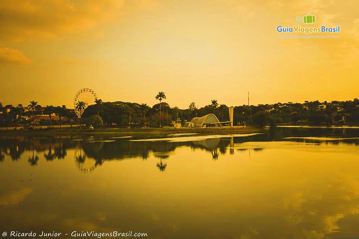 Imagem do entardecer na Lagoa em Belo Horizonte.