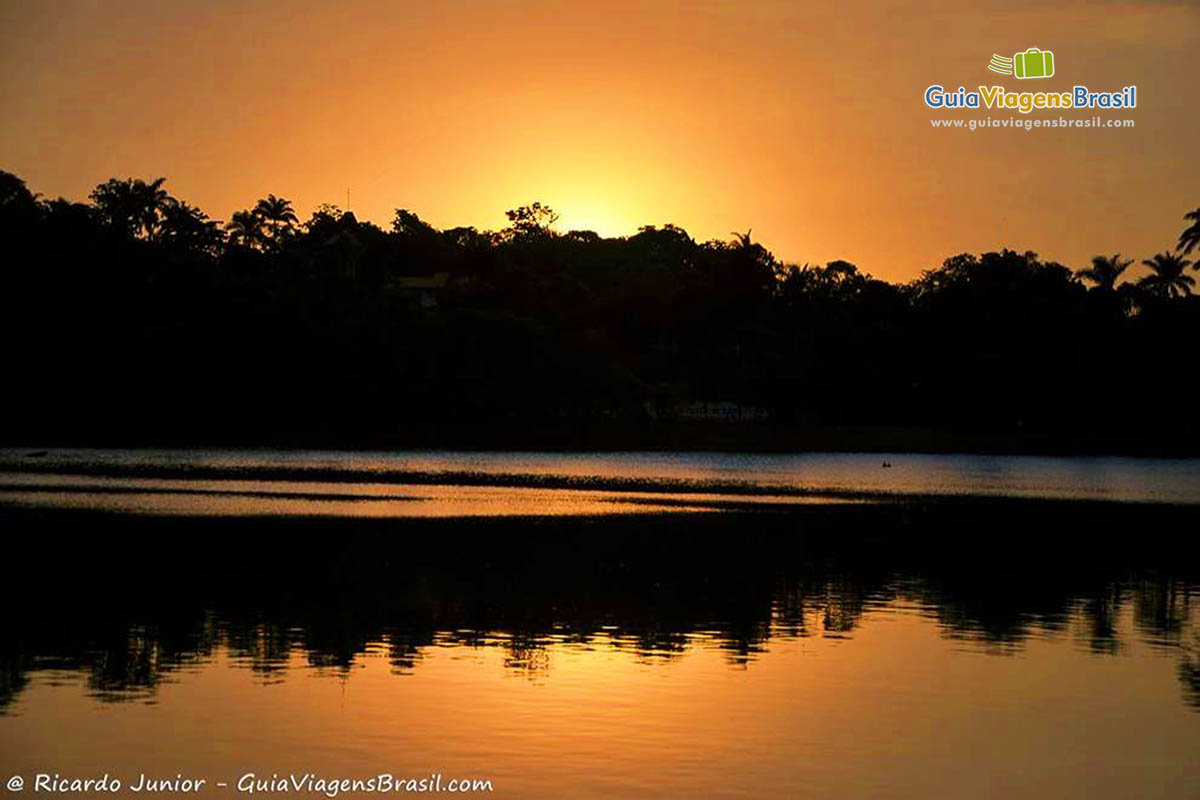 Imagem do pôr do sol encantador em Belo Horizonte.