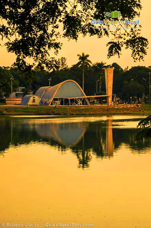 Imagem da igreja refletindo nas águas do lago.