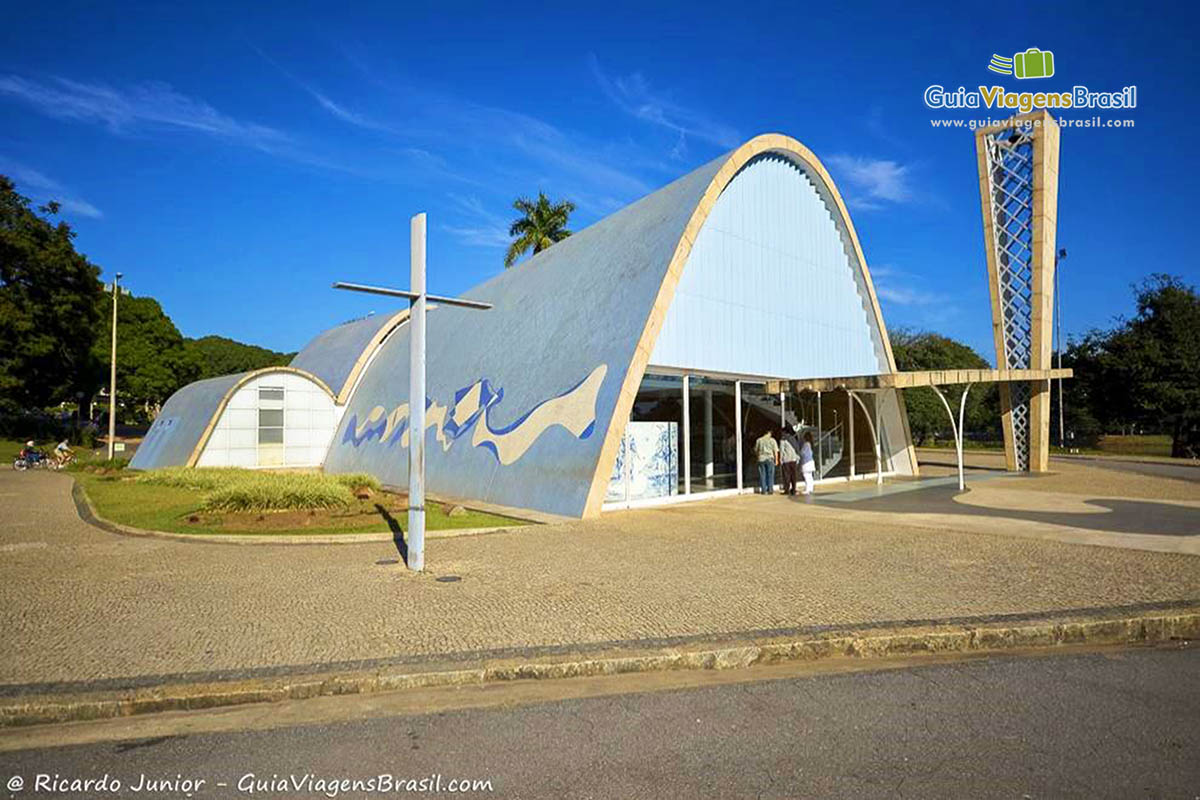 Imagem da lateral da igreja e o crucifixo.