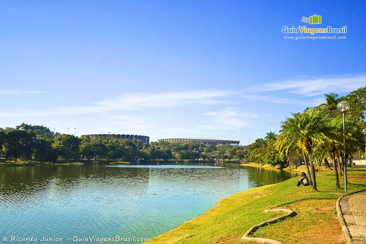 Imagem do Lago e ao fundo o mineirão.