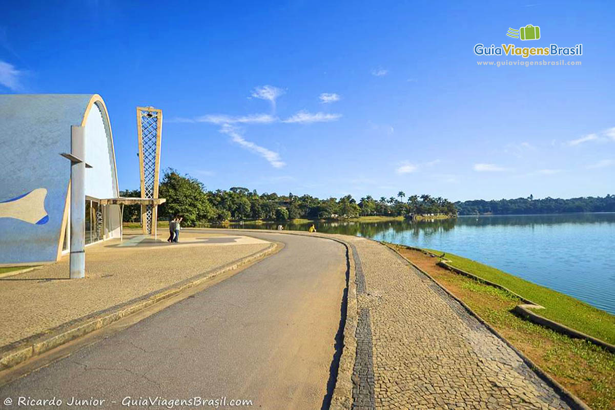 Imagem da igreja e do outro lado da rua a bela lagoa da Pampulha.