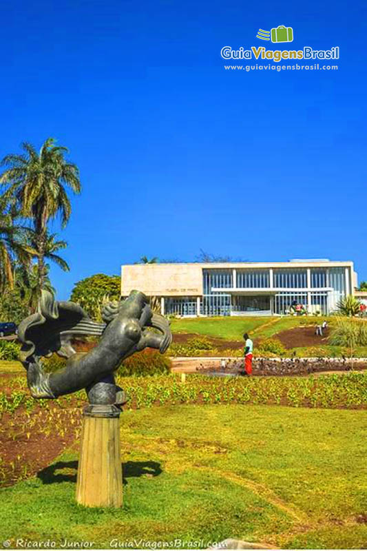 Imagem de escultura e ao fundo o Museu de Arte no Complexo da Pampulha.