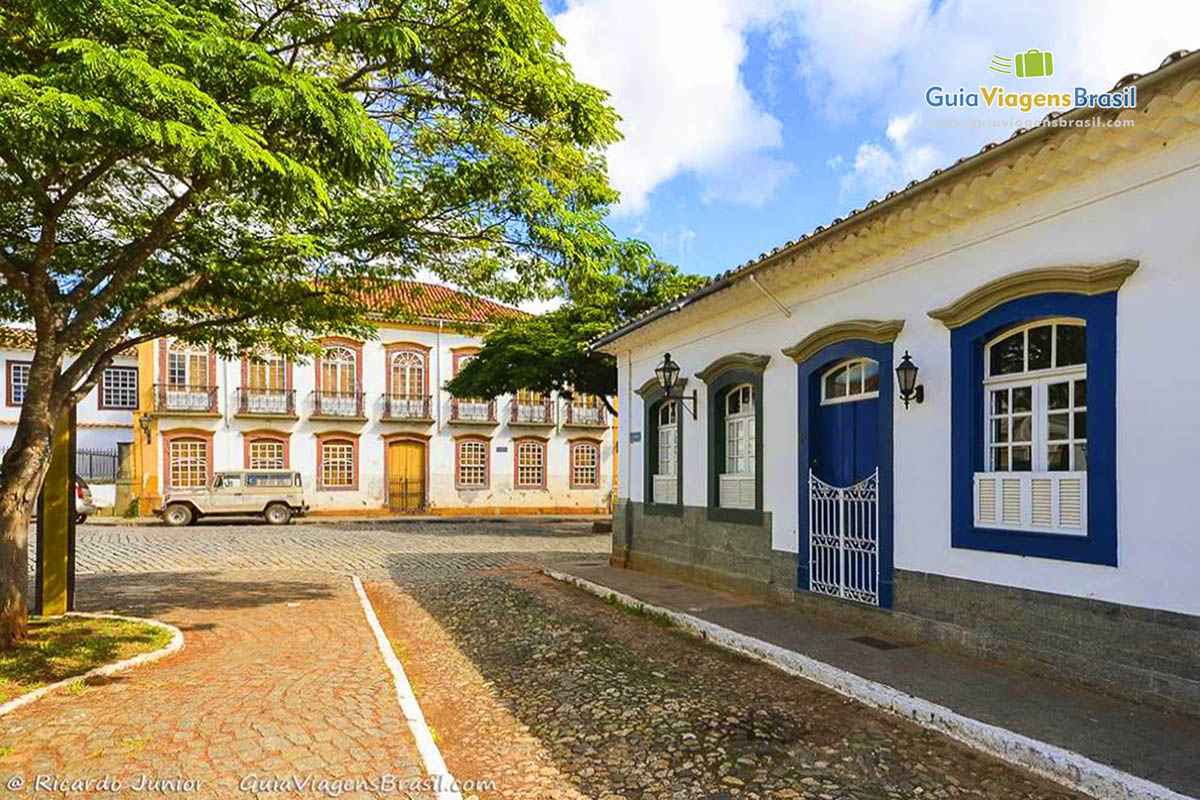 Imagem de arquitetura de uma casa, detalhes da porta com pequena grade.